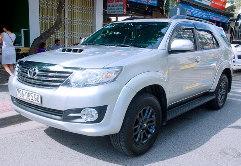 Xe 7 chỗ Toyota Fortuner phục vụ gia đình đón tiễn Cam Ranh
