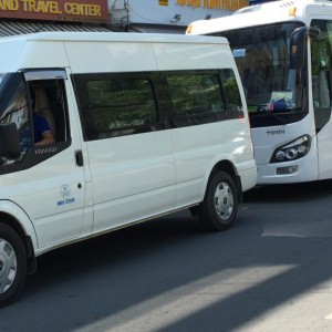 Bác tài người bản địa lịch thiệp chuẩn bị đón khách